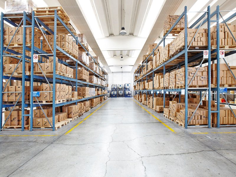 Corsia del magazzino, pallet e scaffalature
