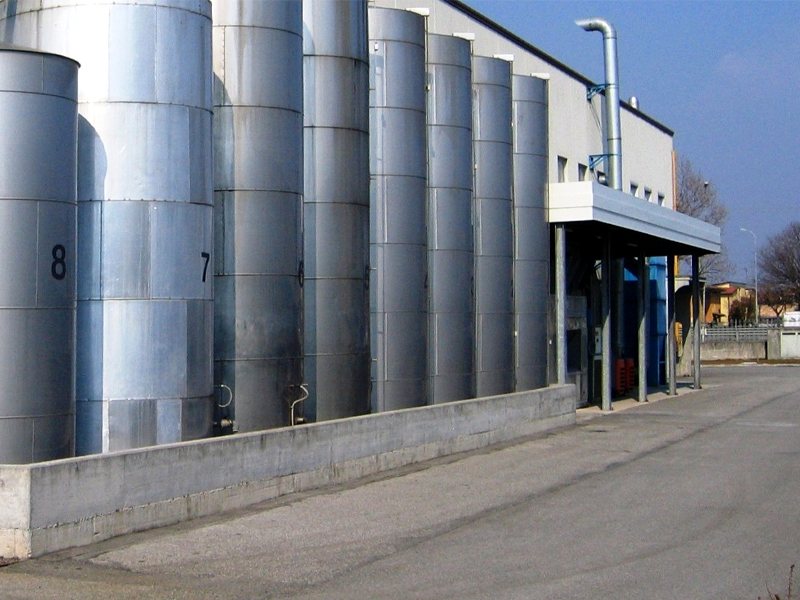 Silos metallici all'esterno dello stabilimento ATL